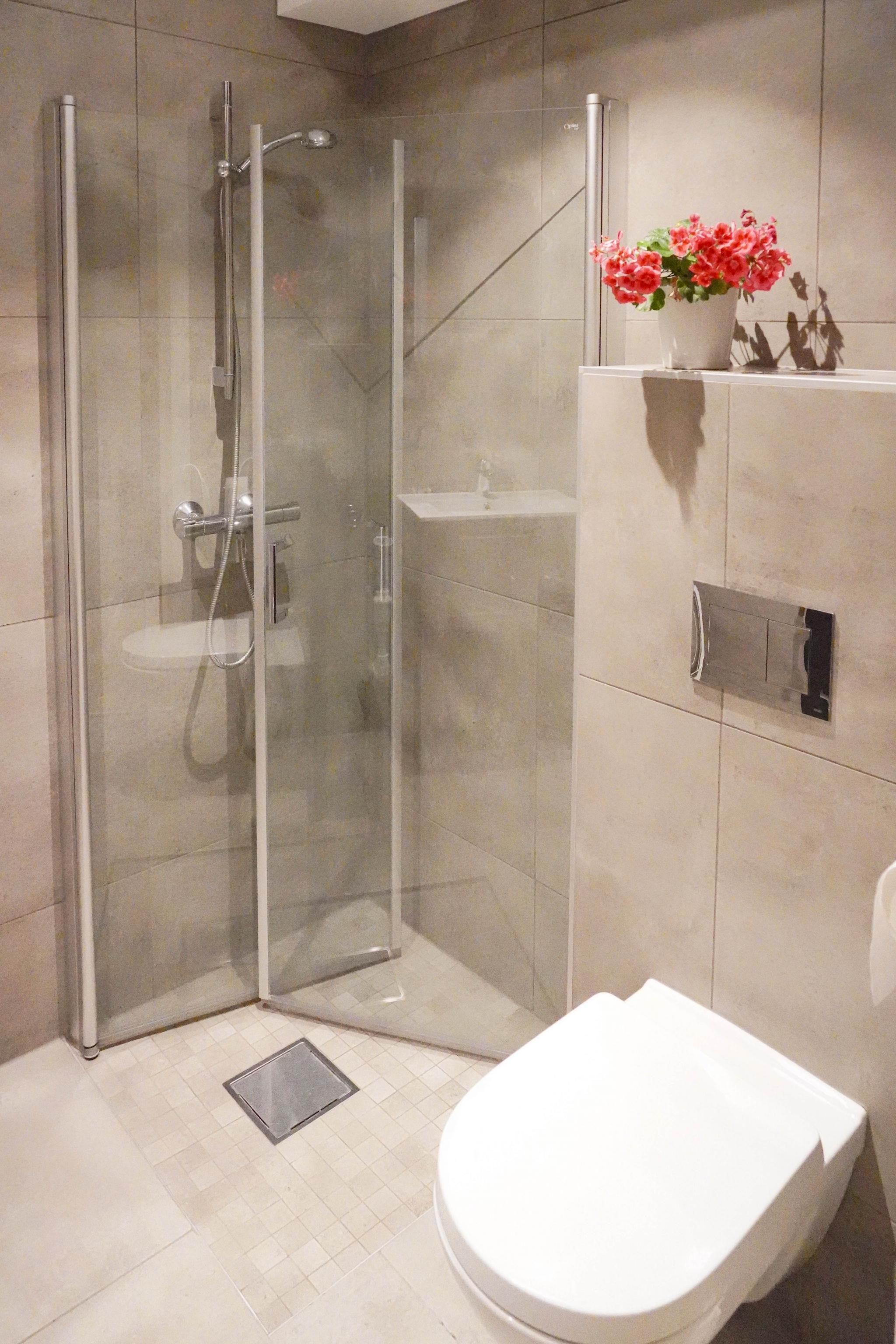 God og romslig dusj.